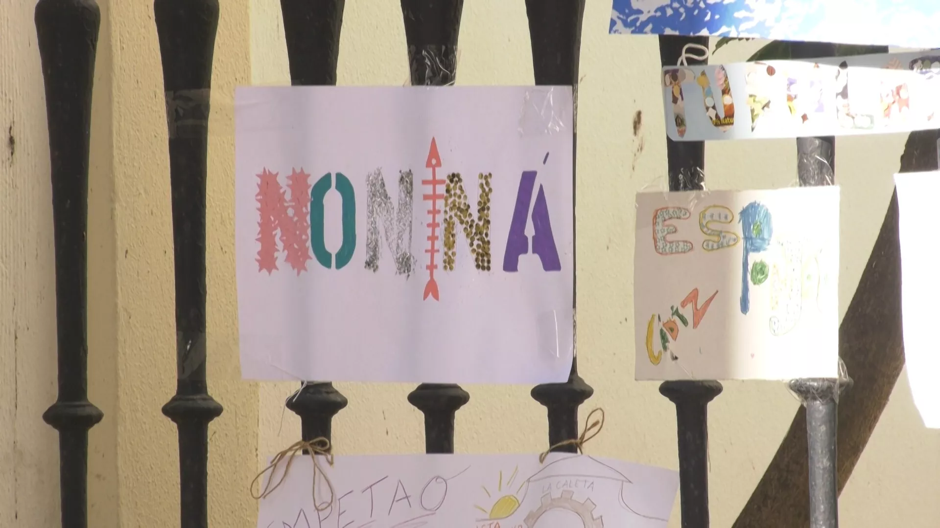 Una de las palabras colgadas en balcones y centros educativos 