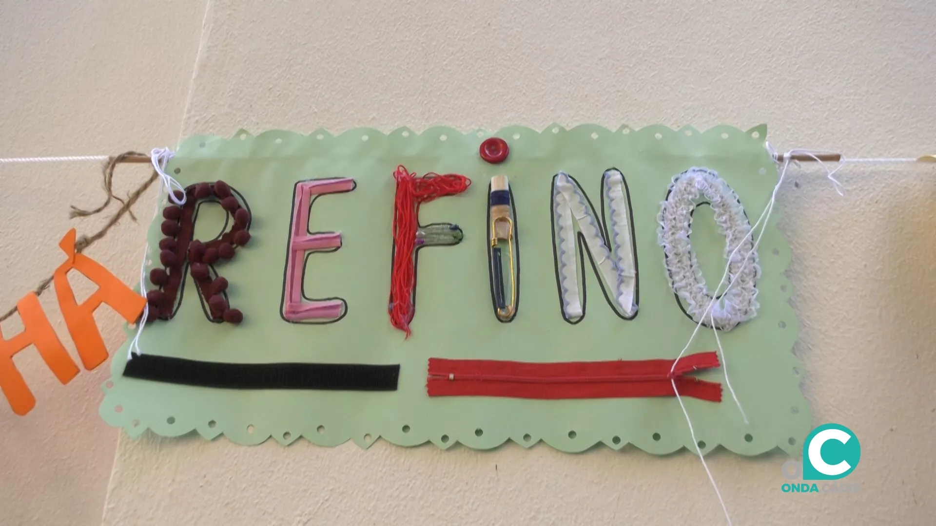 Las familias han elaborado los palabras con diferentes materiales. 