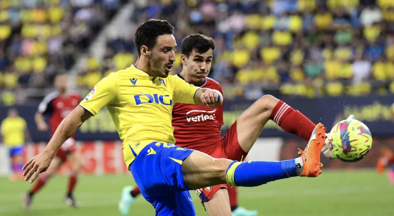 Osasuna acabó con un jugador menos por la expulsión de Abde (Foto: Cádiz CF)