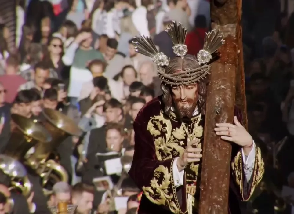 La Merced disfruta de la primera salida procesional del Nazareno de la Obediencia.