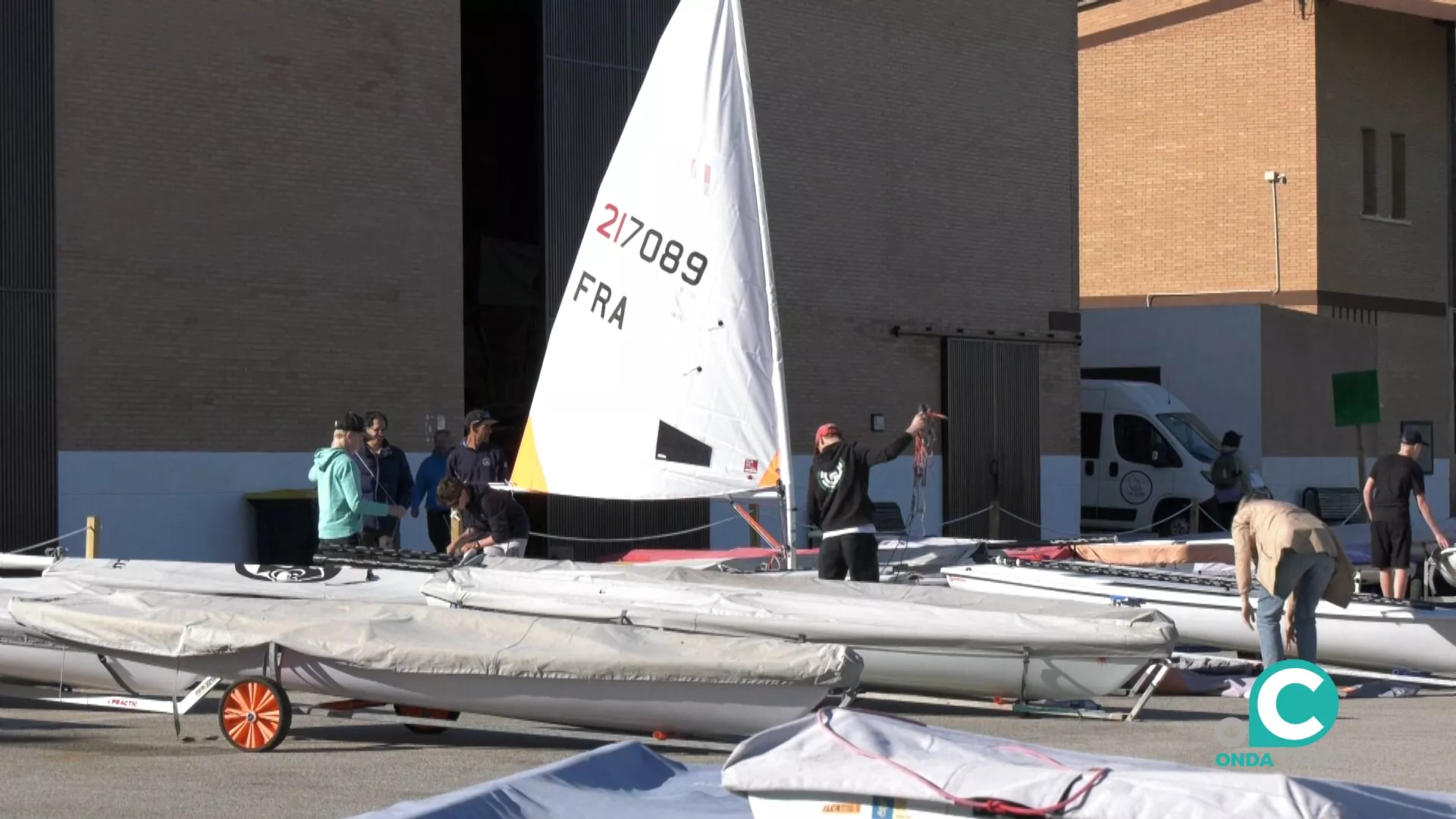 Uno de los regatistas prepara su embarcación para el campeonato