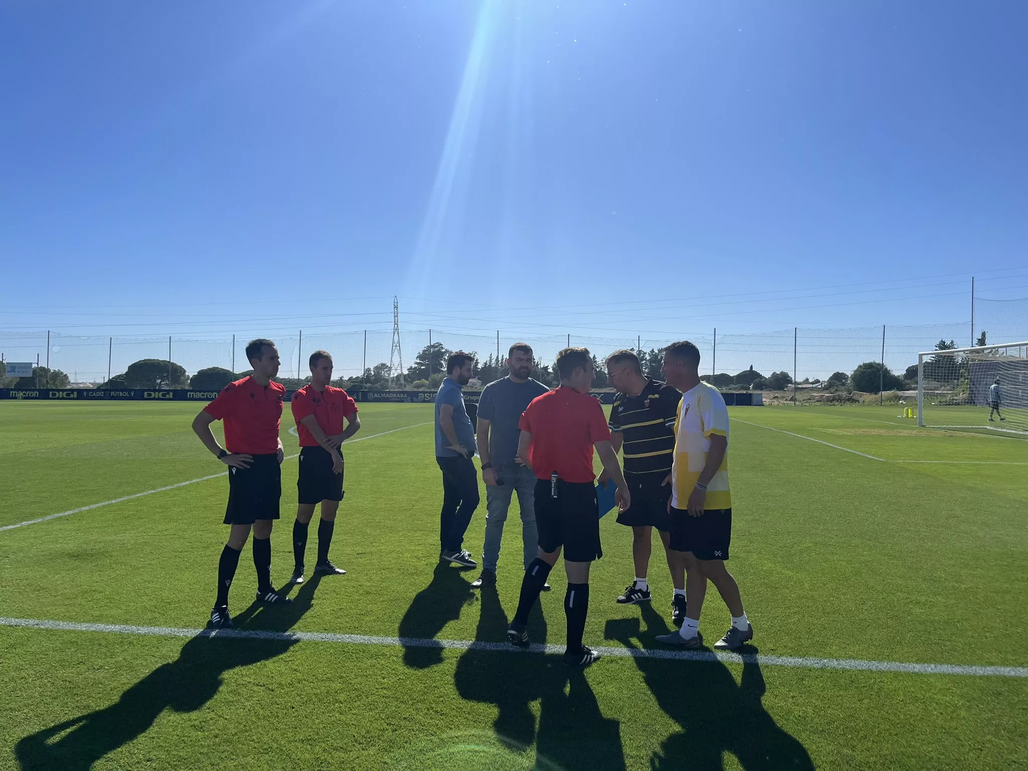 El cuerpo arbitral y los delegados reunidos en el césped