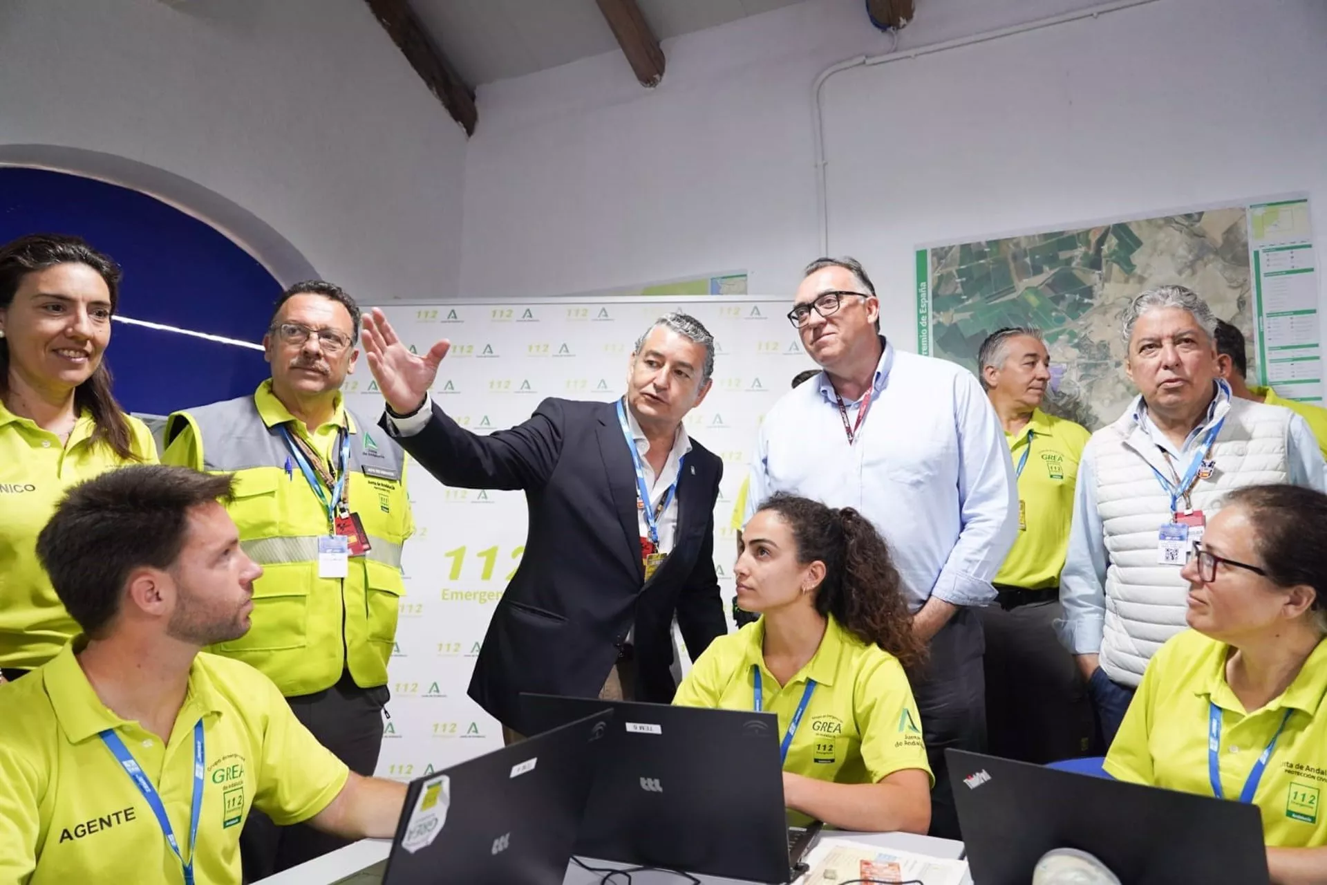El consejero de la Presidencia, Interior, Diálogo Social y Simplificación Administrativa, Antonio Sanz, y el consejero de Turismo, Cultura y Deporte, Arturo Bernal, en el dispositivo de Emergencia del Gran Premio de Jerez