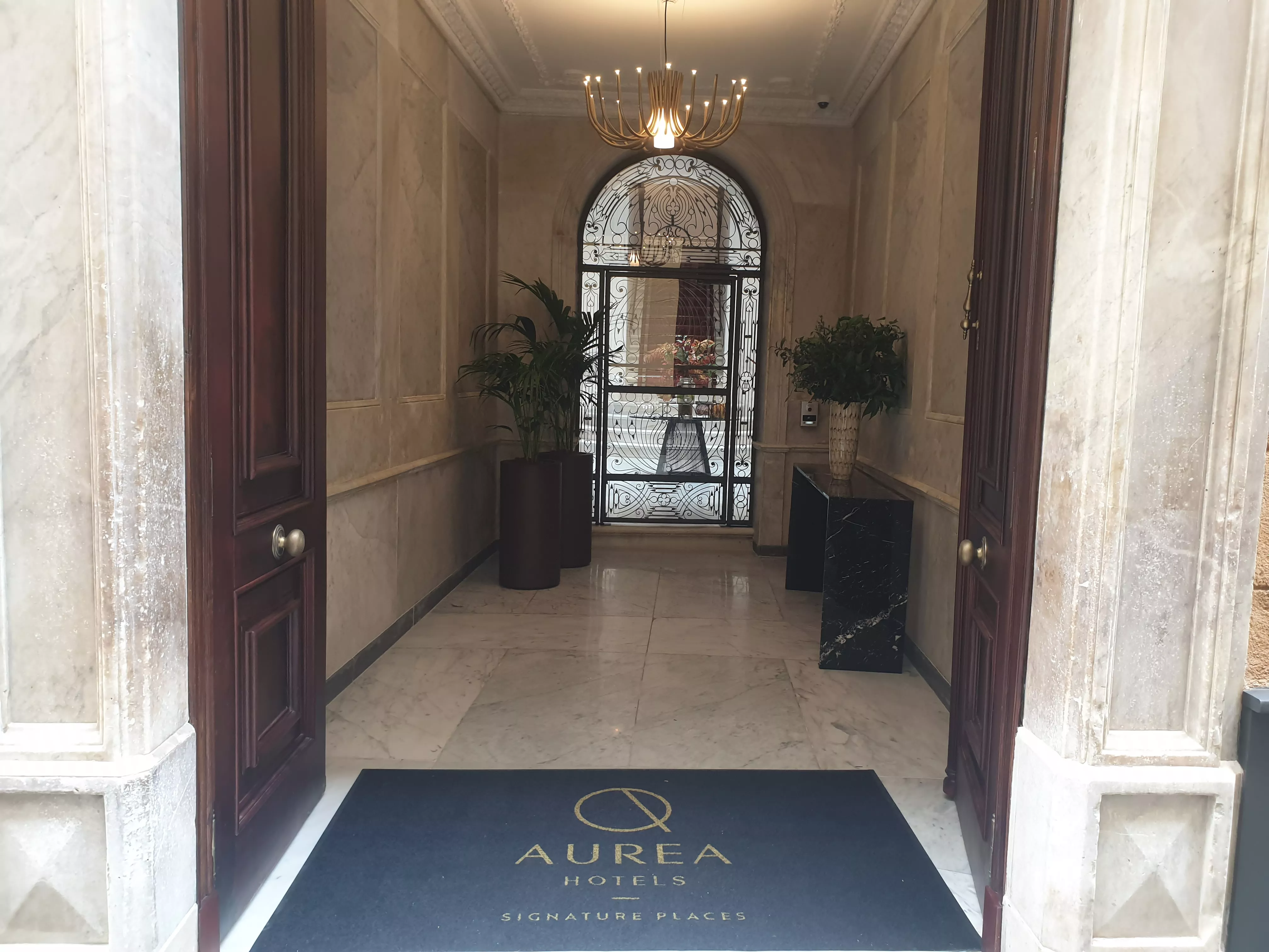 El hotel se encuentra situado en la céntrica calle Sagasta.