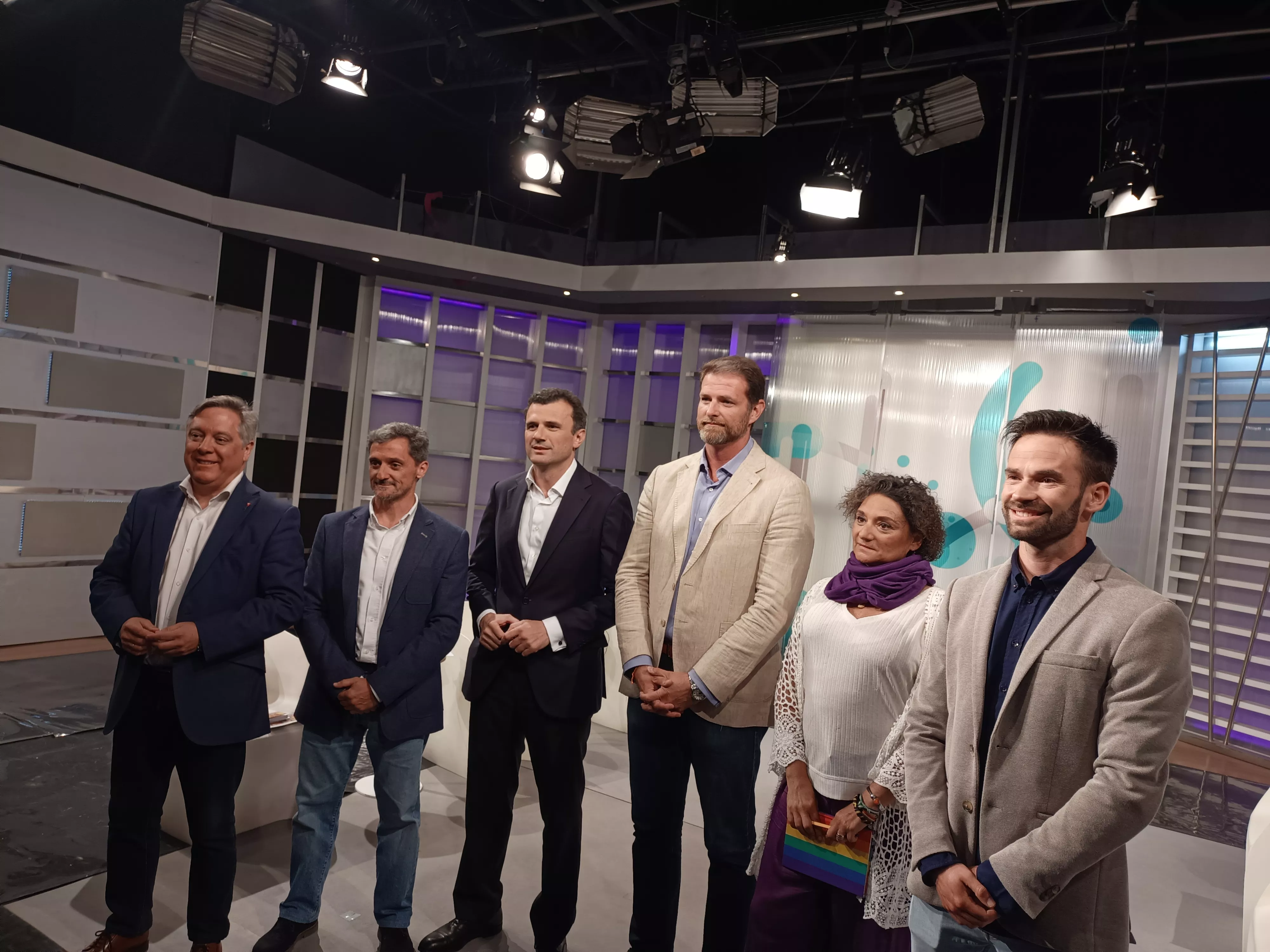 Candidatos posan en el plató antes de comenzar 