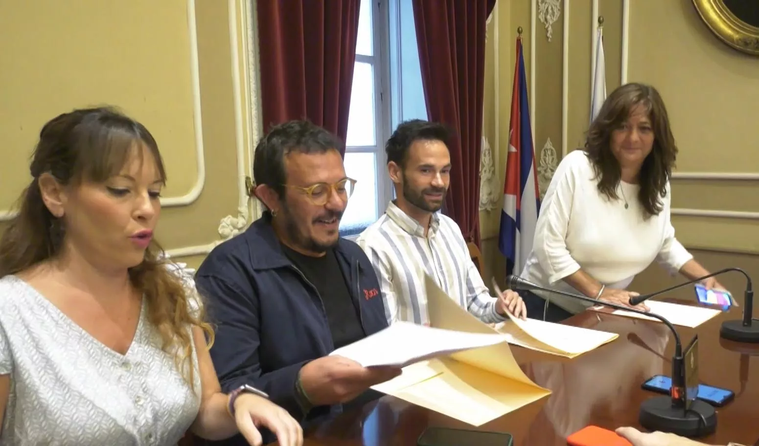 El alcalde en funciones, junto a concejalas de su equipo de gobierno y el portavoz de su formación, durante la comparecencia para hacer balance de gestión