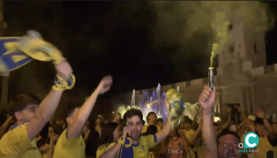 La afición cadista celebrando la permanencia en Puertas de Tierra