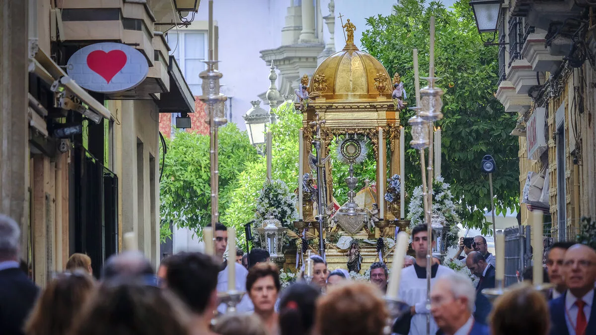 El cortejo estará formado por 7 parihuelas y el carro de la Custodia
