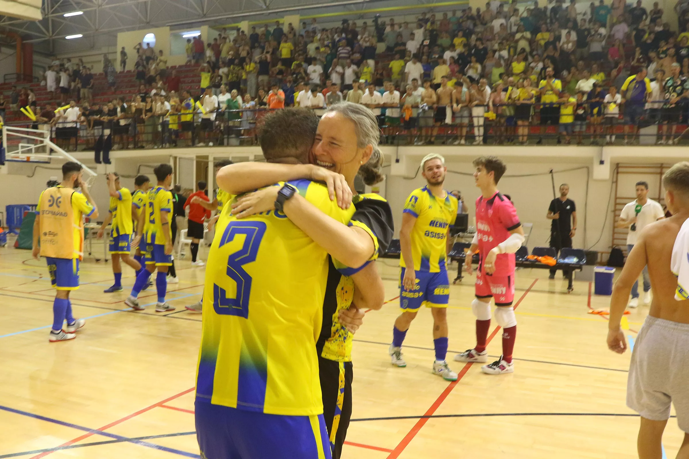 La plantilla celebra la consecución del ascenso a Segunda División B (Foto: Cádiz CF Virgili)