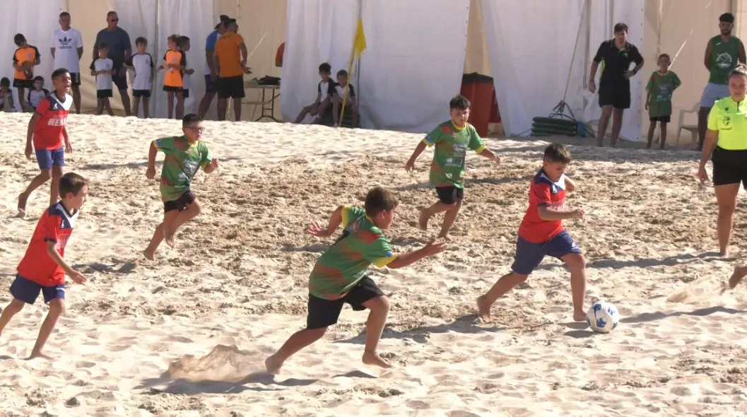 El fútbol base disfruta de la arena de la Victoria en la Copa Cádiz Arena.