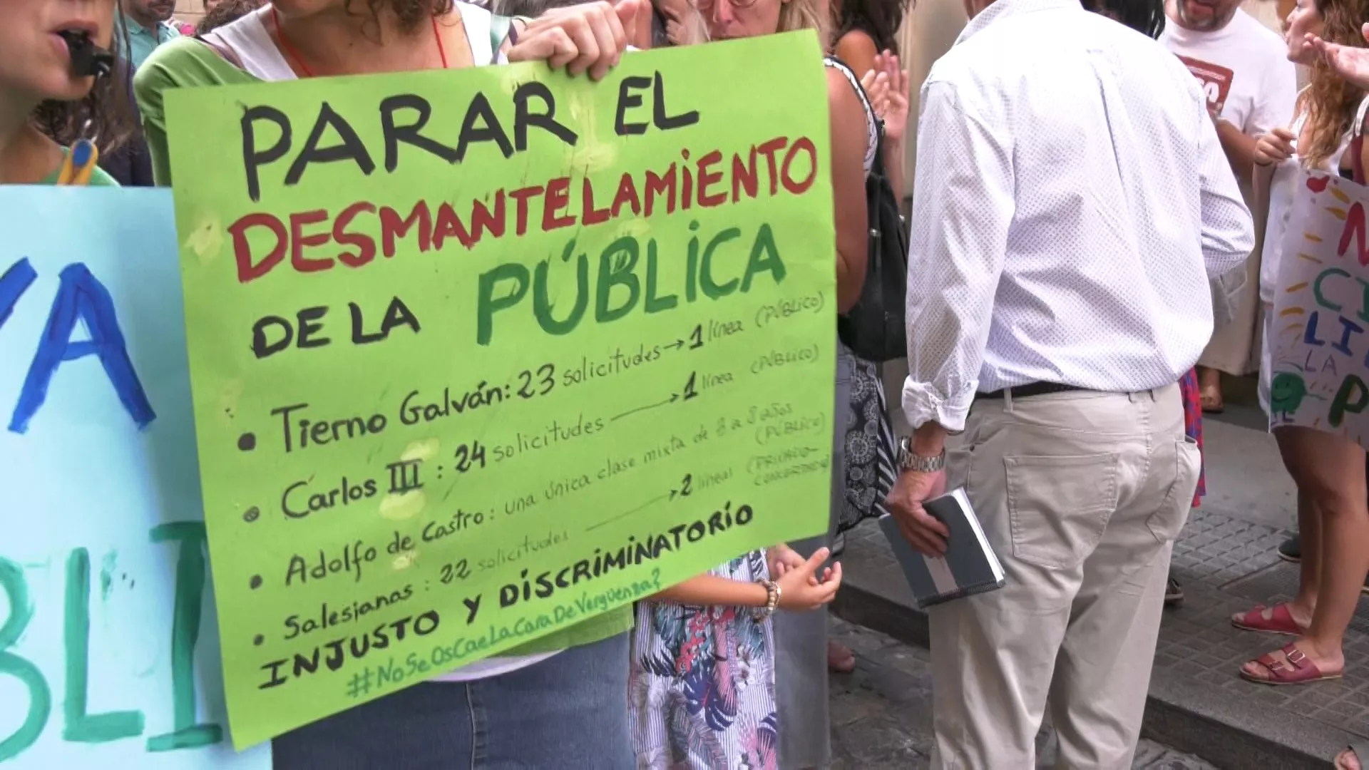 Pancartas en la protesta mantenida ante la sede de Educación