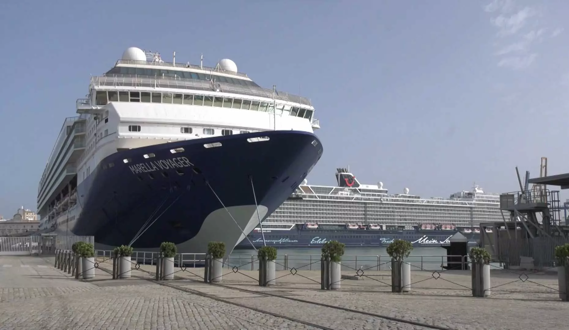 Imagen de dos de los tres cruceros que han coincidido en su escala en el puerto de Cádiz este martes 