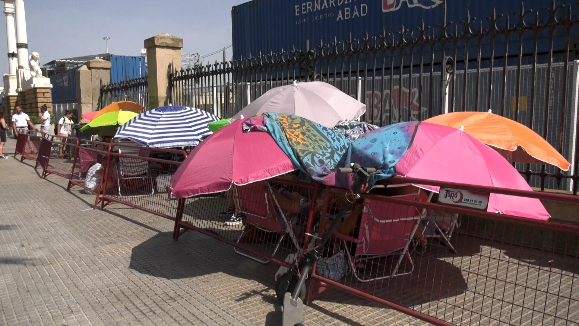 Imagen de sombrillas y sillas a las puertas del recinto de Música del Mar 