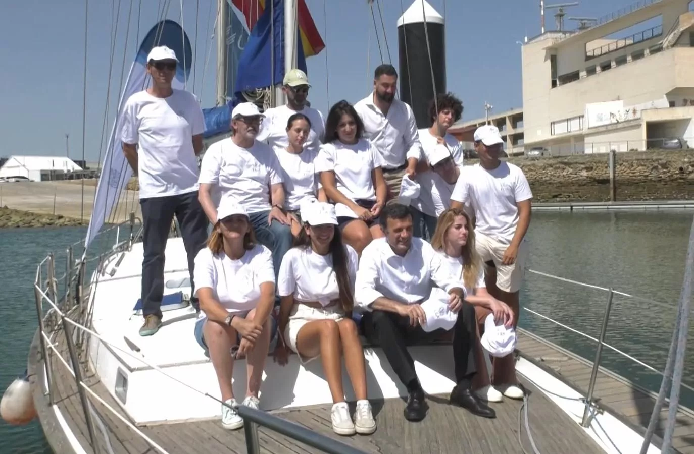 El rector de la UCA y el alcalde de Cádiz se han asomado al Tartessos para despedir a su tripulación y desearles la mejor de las travesías hasta Lisboa y un buen regreso a Cádiz