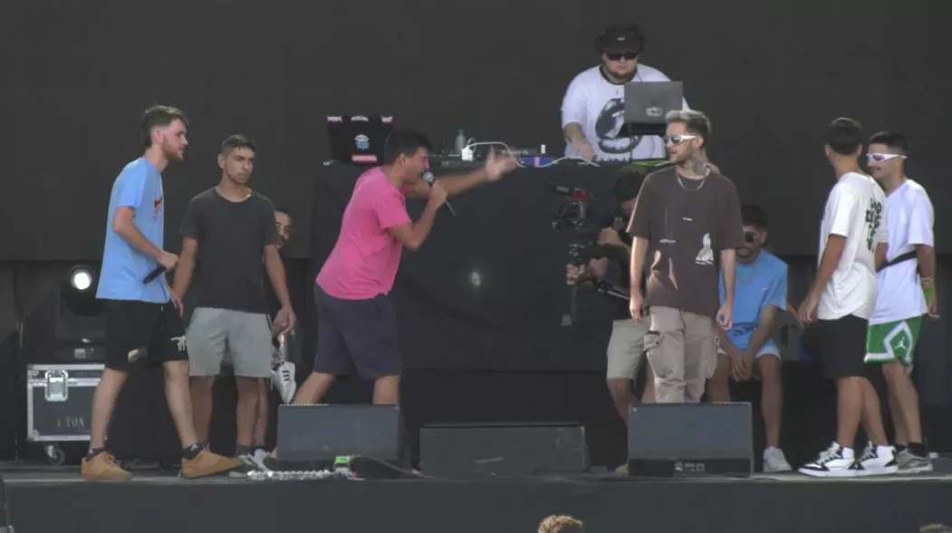 El escenario de la Regata es testigo de las batallas grupales de gallos.