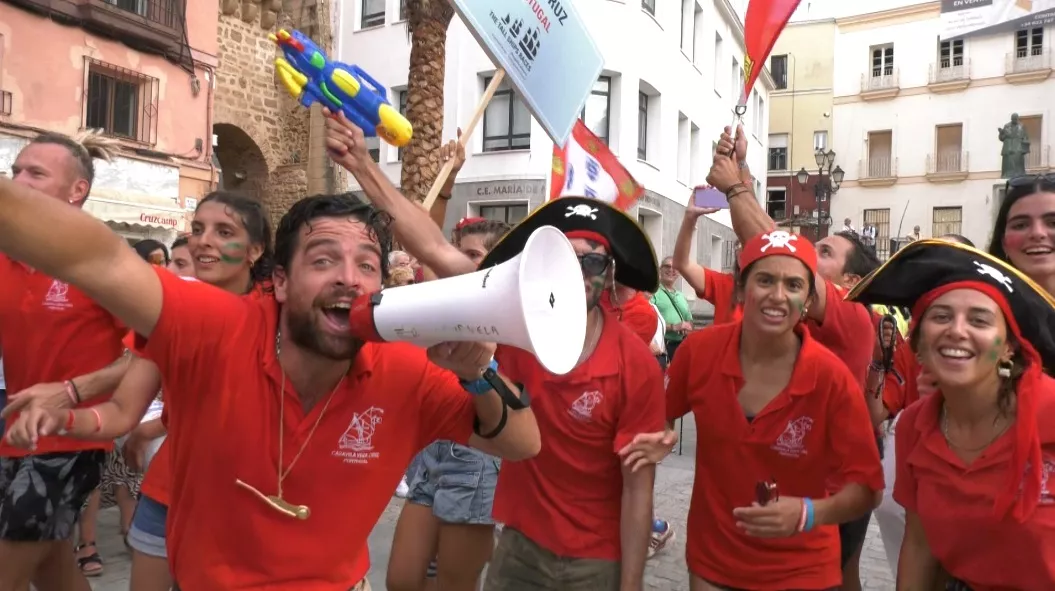 El desfile de tripulantes anima las calles de la ciudad.
