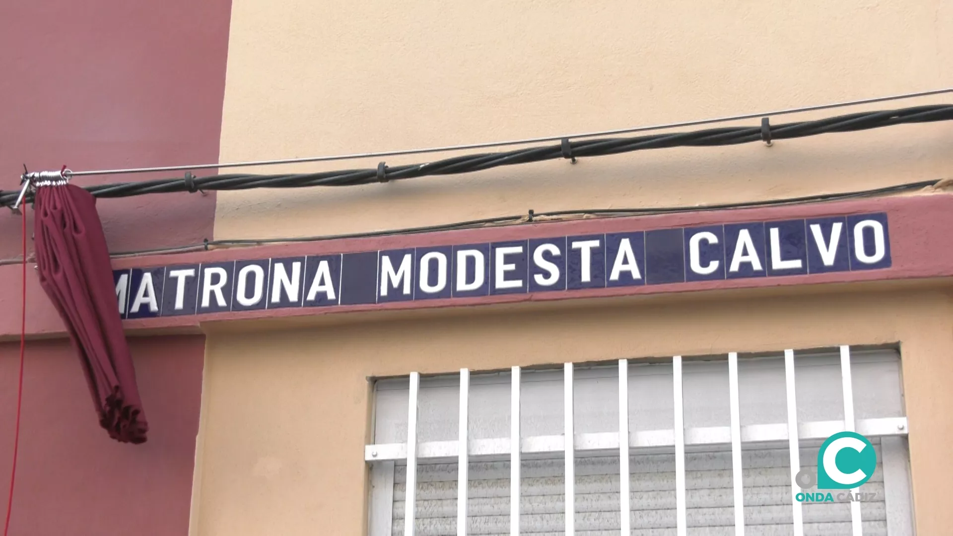 Desde este lunes luce el nombre de Modesta Calvo en la calle trasera del hospital.