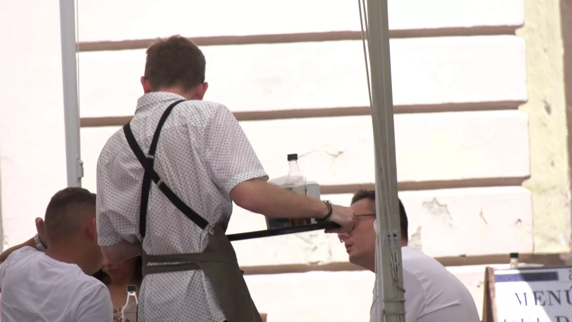  El incremento sustancial se produce en el sector servicio en 352 personas más paradas.