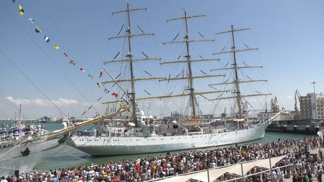 Los veleros dicen adiós al muelle gaditano acompañados de multitud de público.