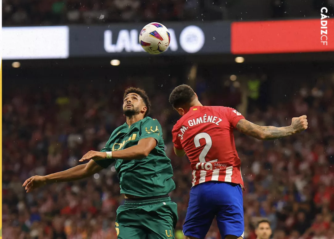 Chris Ramos en una disputa con Giménez (Foto: Cádiz CF)