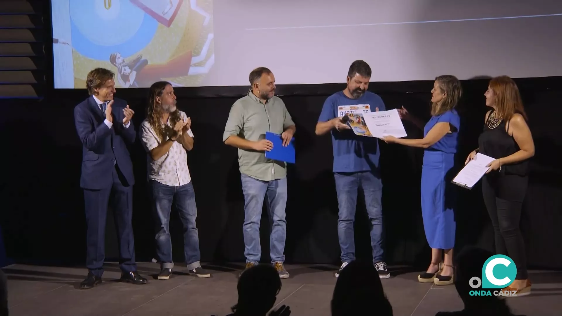 La concejala de cultura, Maite González, le entregó un diploma a Mikel Gil por el corto "081".