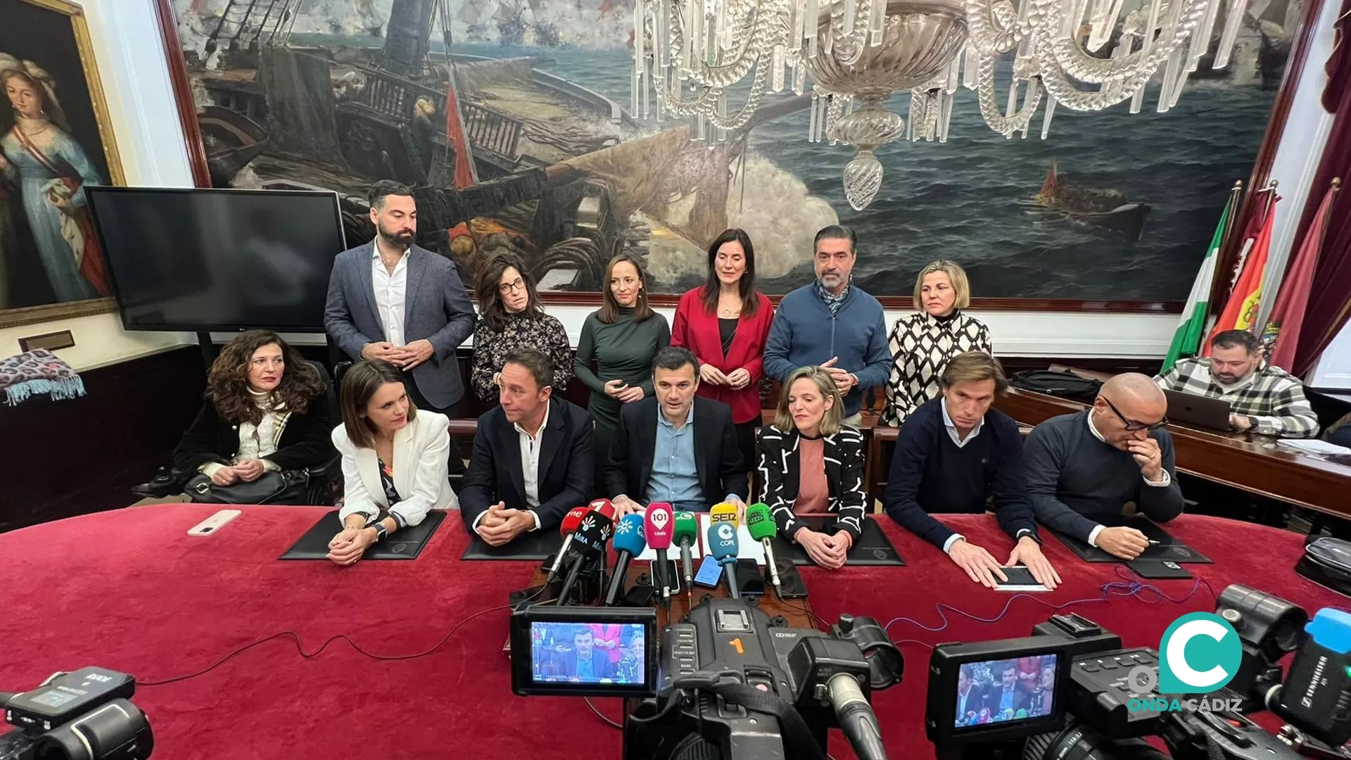 El alcalde acompañado de la Corporación municipal comparte un desayuno navideño con los medios de comunicación.