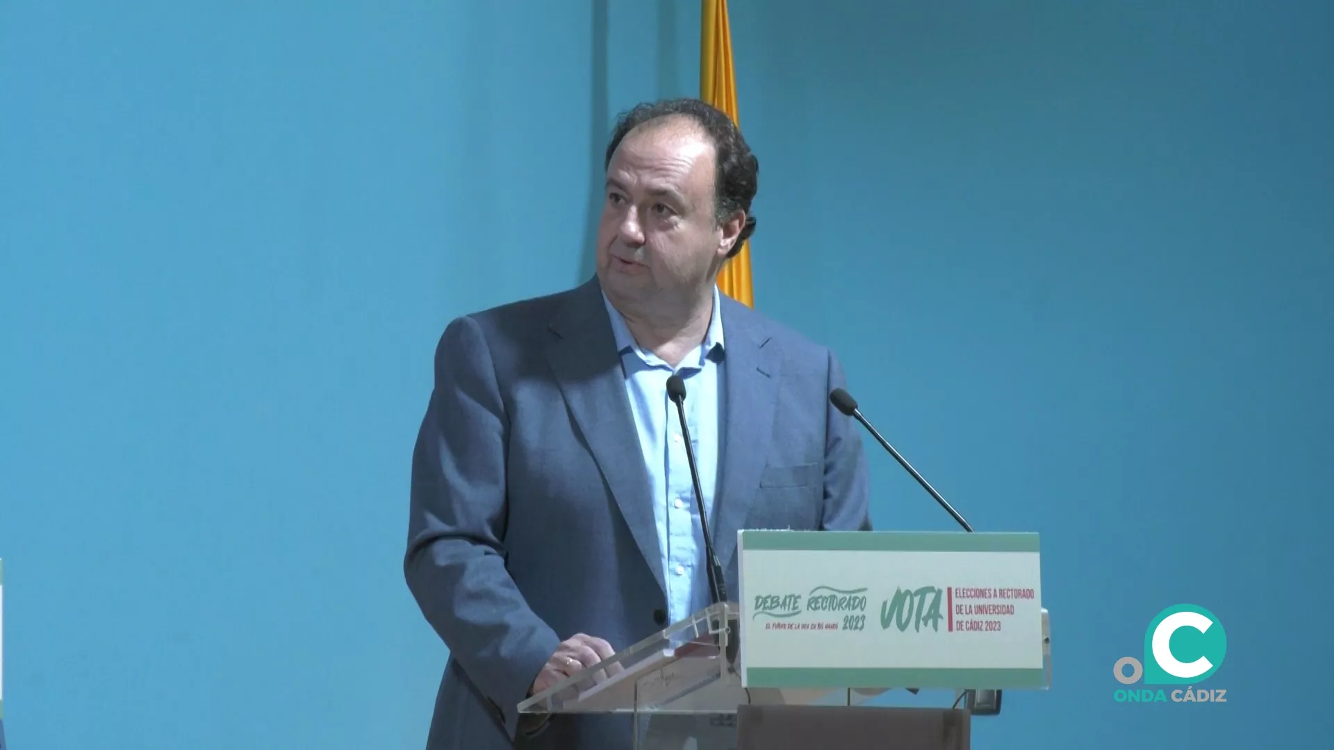 Casimiro Mantell, en el debate electoral celebrado en el aula Magna de la Facultad de Filosofía y Letras.