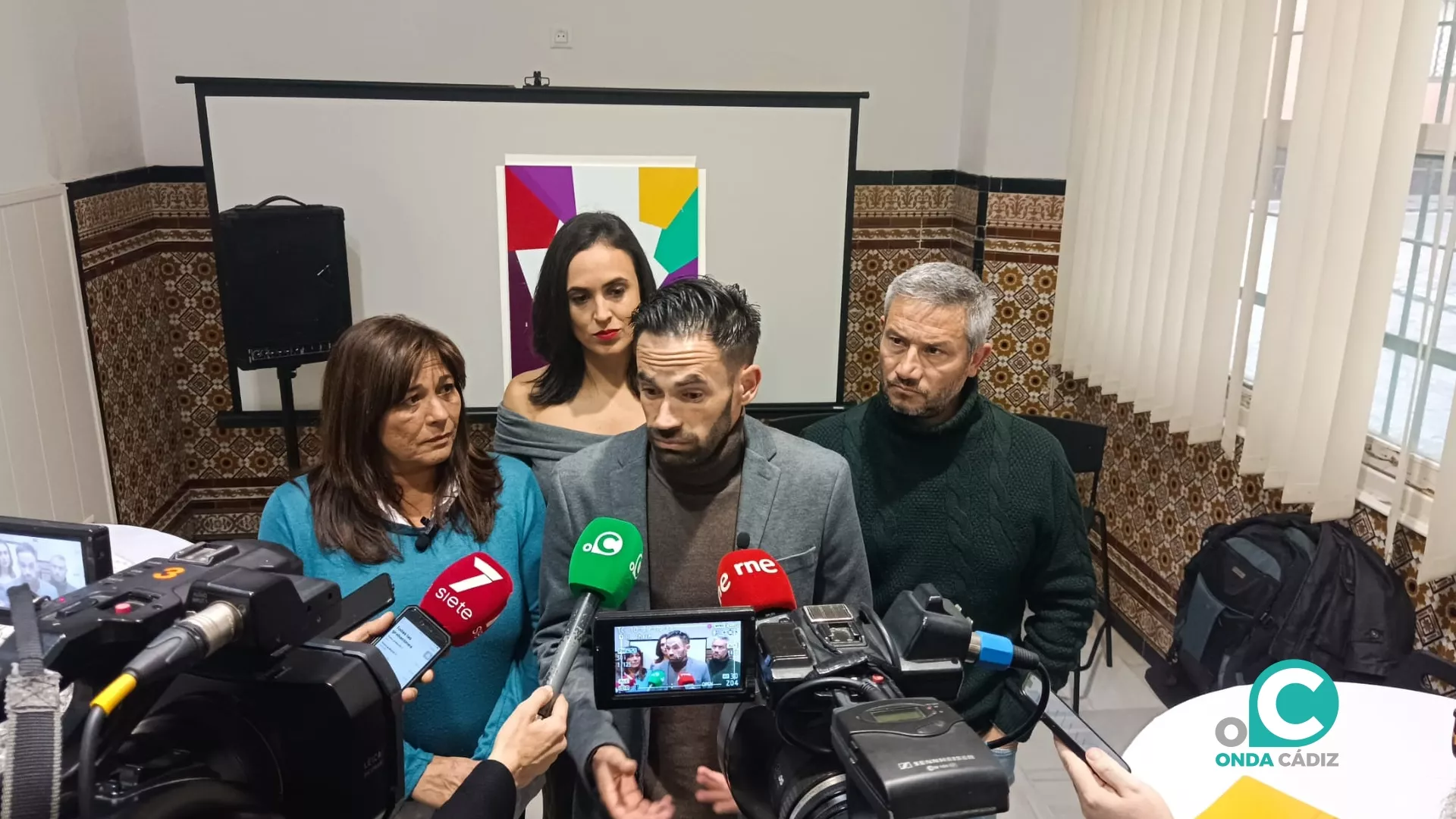 El portavoz de Adelante Izquierda Gaditana, David de la Cruz, atendiendo a los medios de comunicación. 