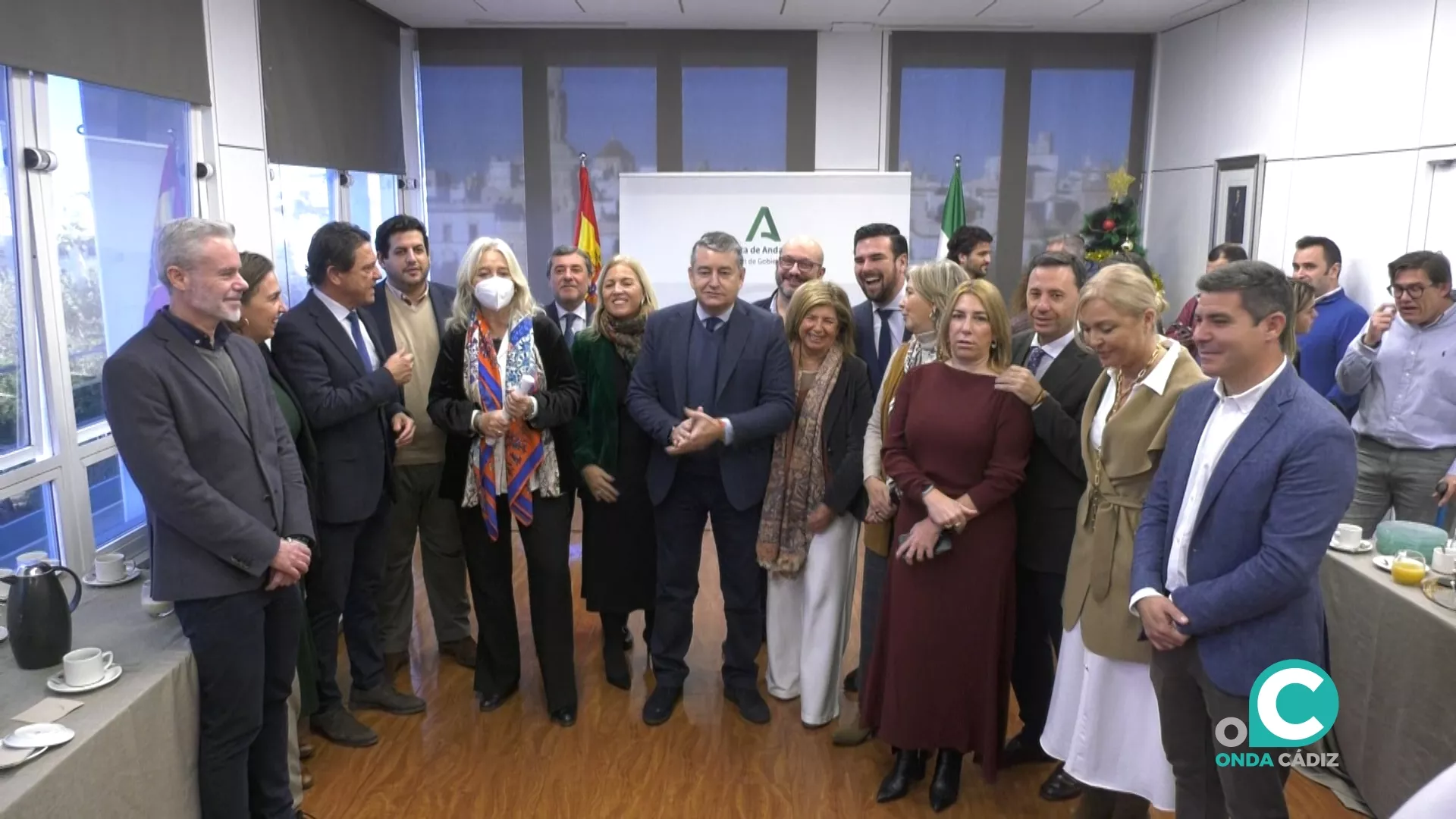 El consejero de la Presidencia participa en un desayuno con periodistas junto a la delegada Mercedes Colombo. 