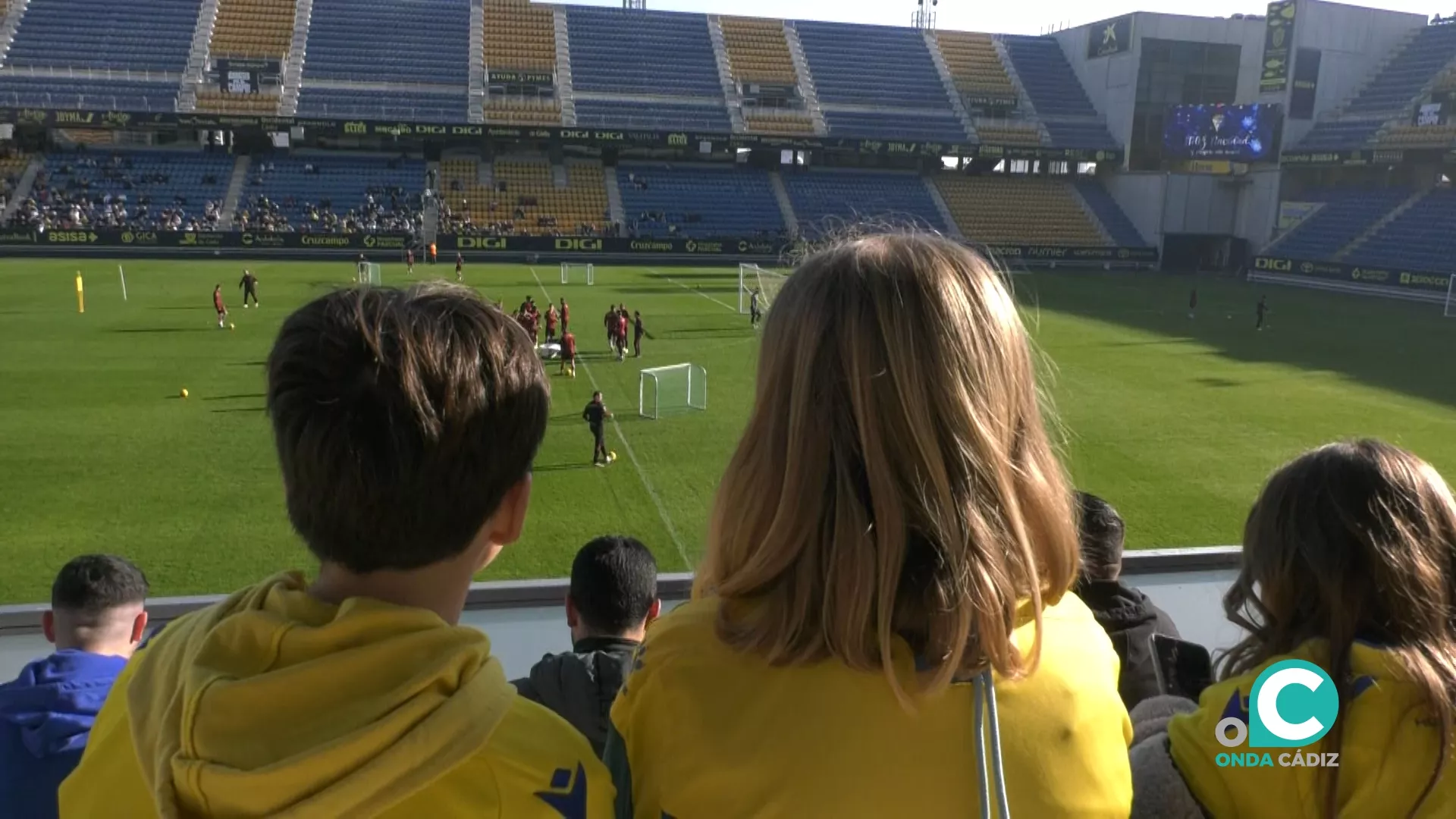 Imagen de aficionados disfrutando del entrenamiento