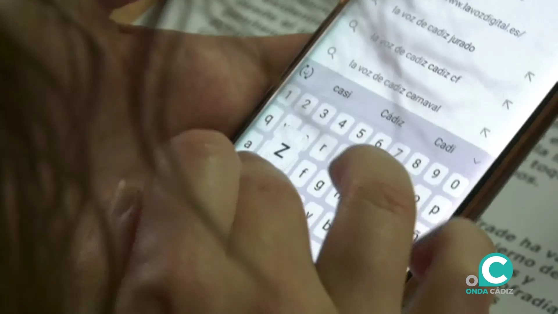 Adolescente con móvil