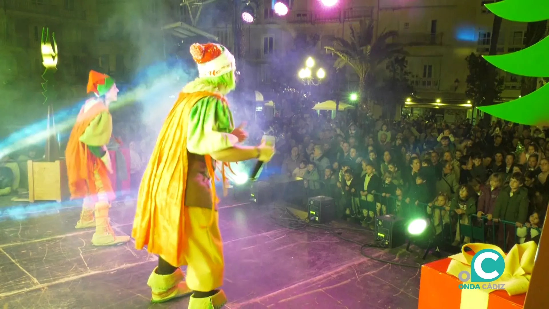 Hubo actuaciones musicales desde un escenario dispuesto frente al Ayuntamiento. 