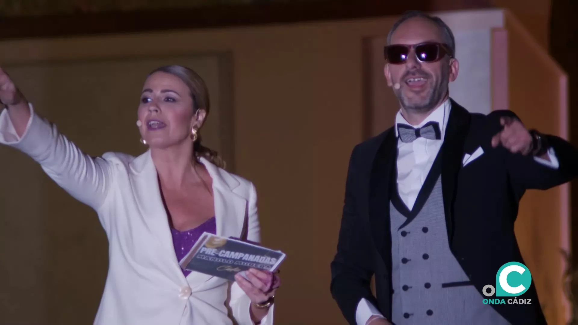 Manolo Morera y Mirian Peralta desde el balcón del Falla 