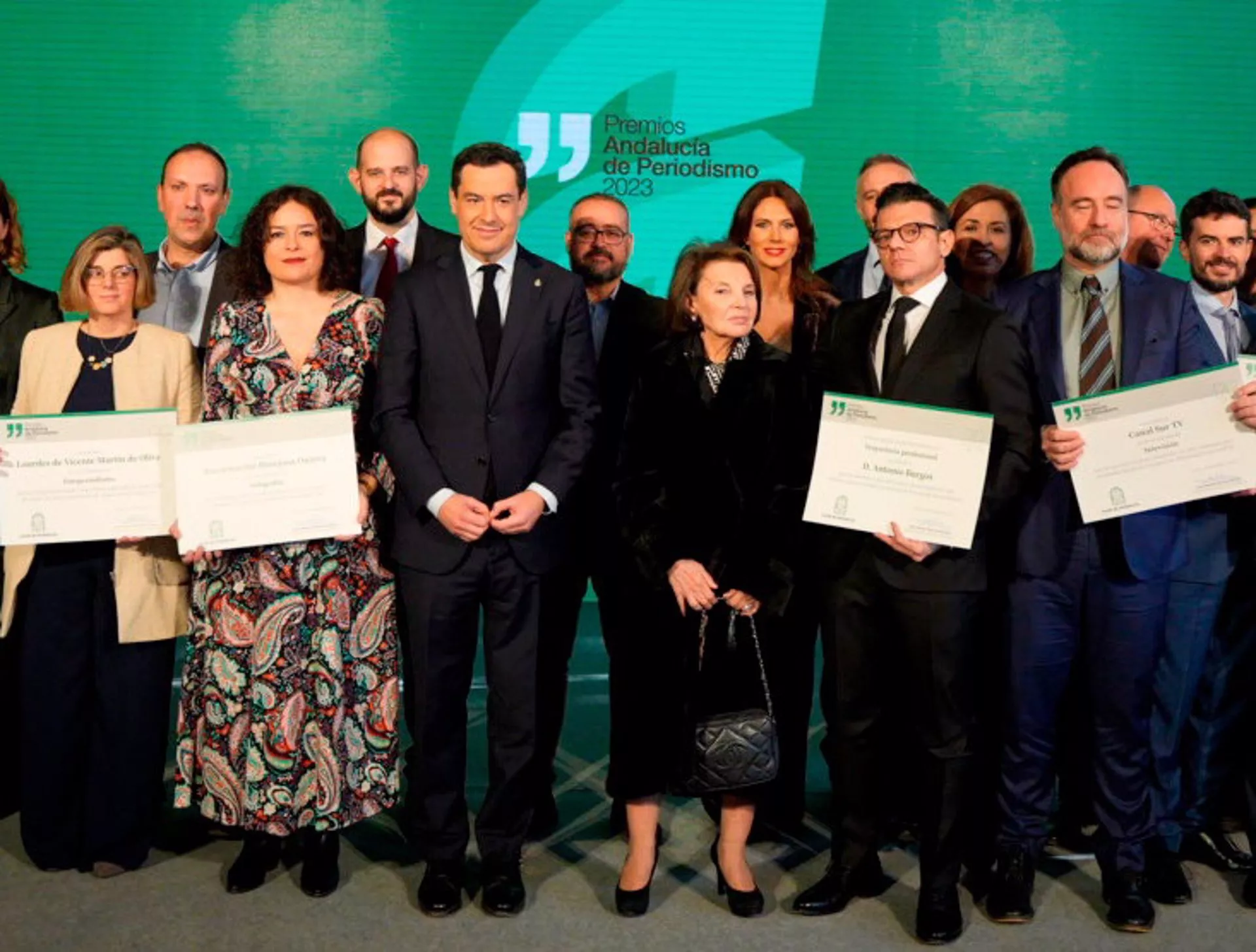El presidente de la Junta, junto a algunos de los galardonados con los premios Andalucía de Periodismo 2023.