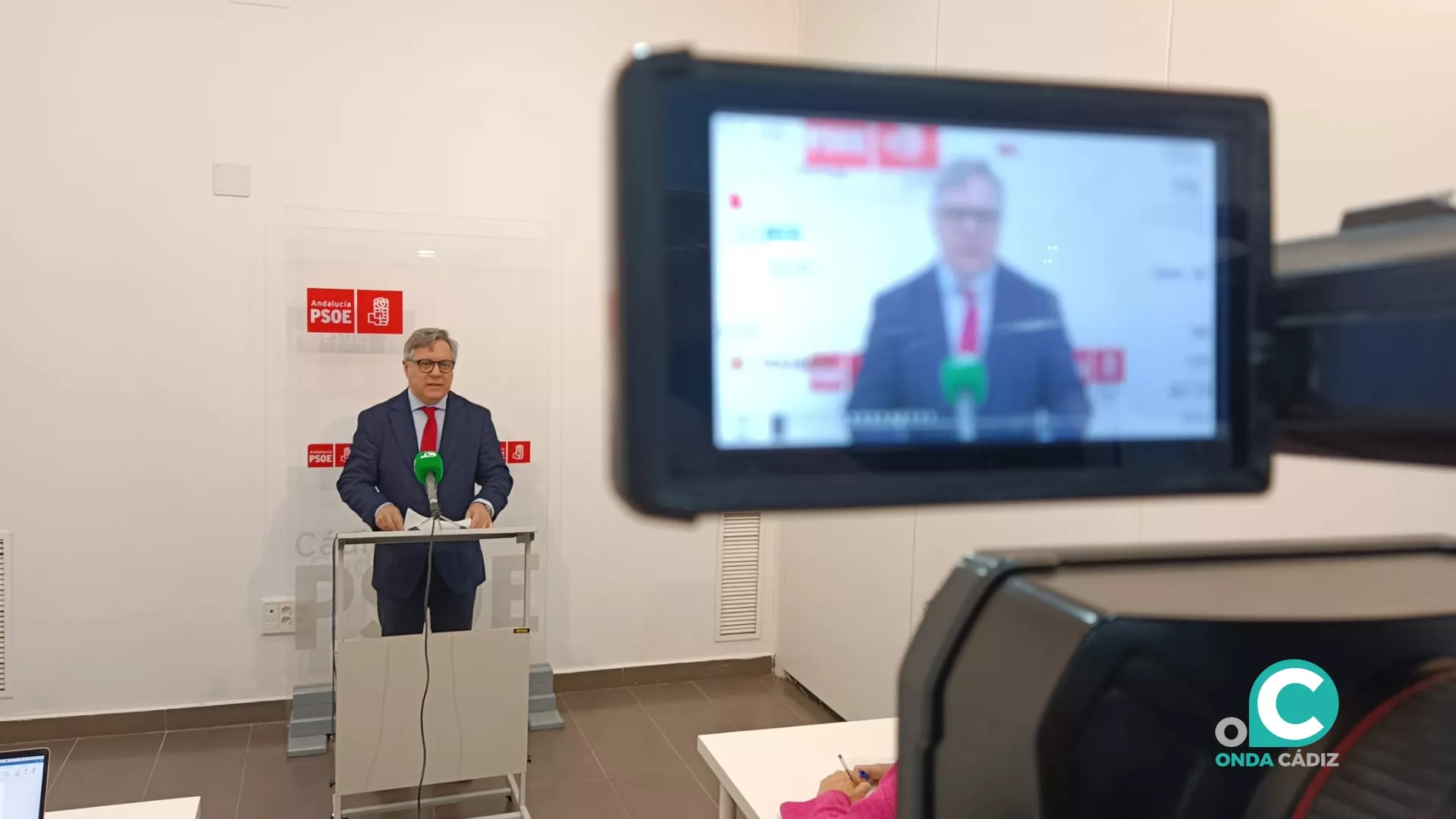 El portavoz socialista en el Ayuntamiento, Óscar Torres, en rueda de prensa.