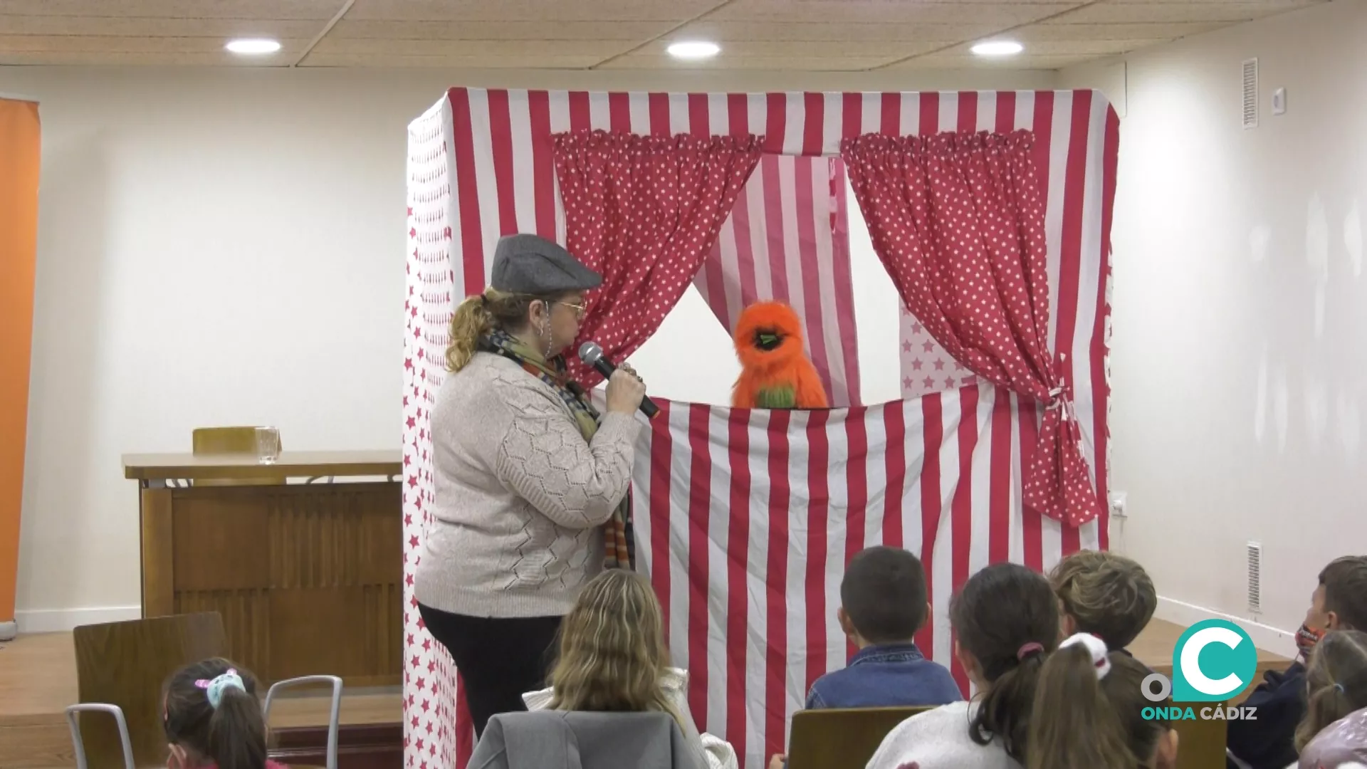 Representación de títeres en el edificio Municipal Calle Ancha. 