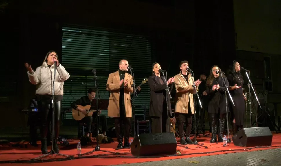 La Plaza de España se viste de fiesta navideña con la zambomba flamenca.