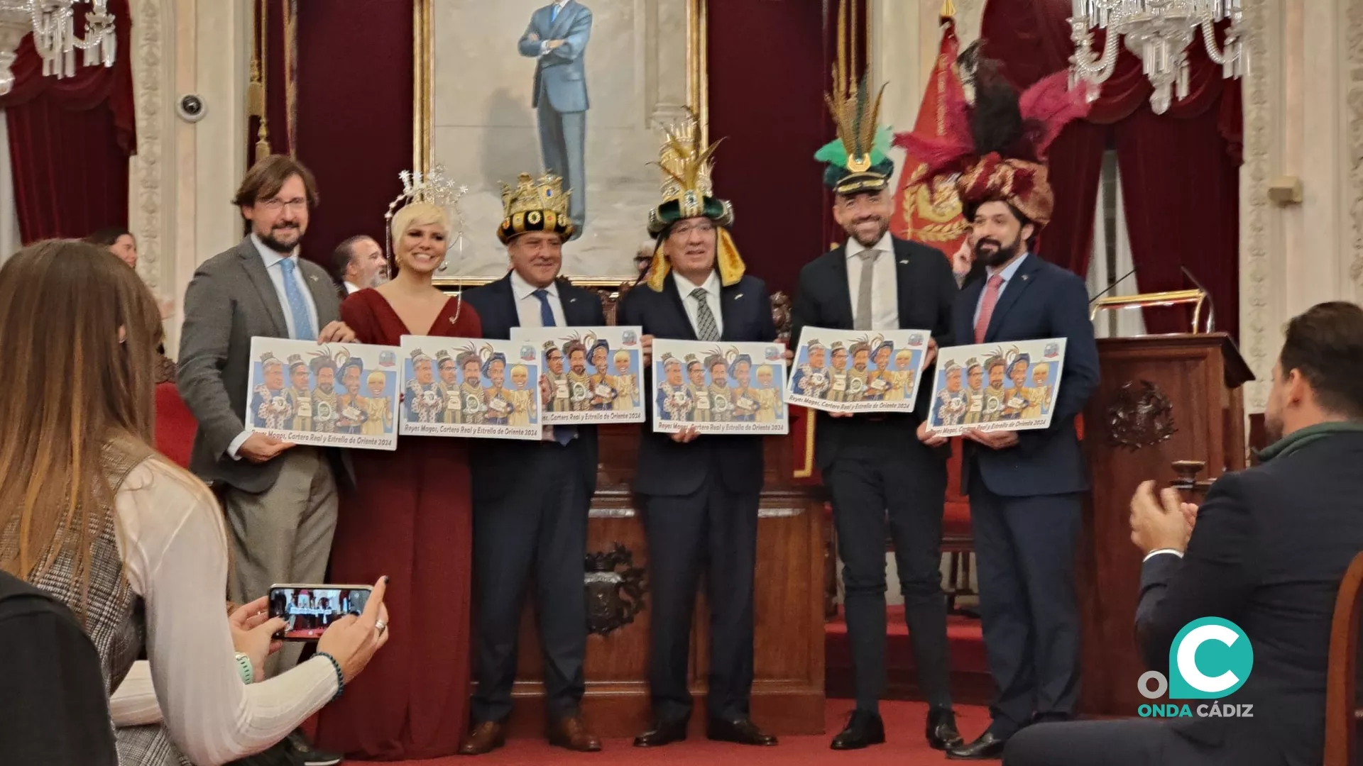 El Salón de Plenos acoge el tradicional acto de traspaso de coronas de los Reyes Magos.