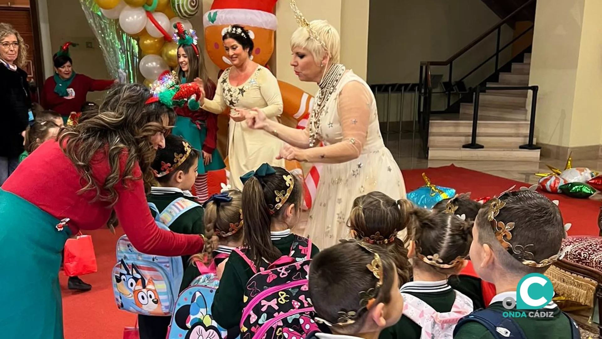 Los escolares entregan sus misivas al Cartero Real en la Gala de la Ilusión 