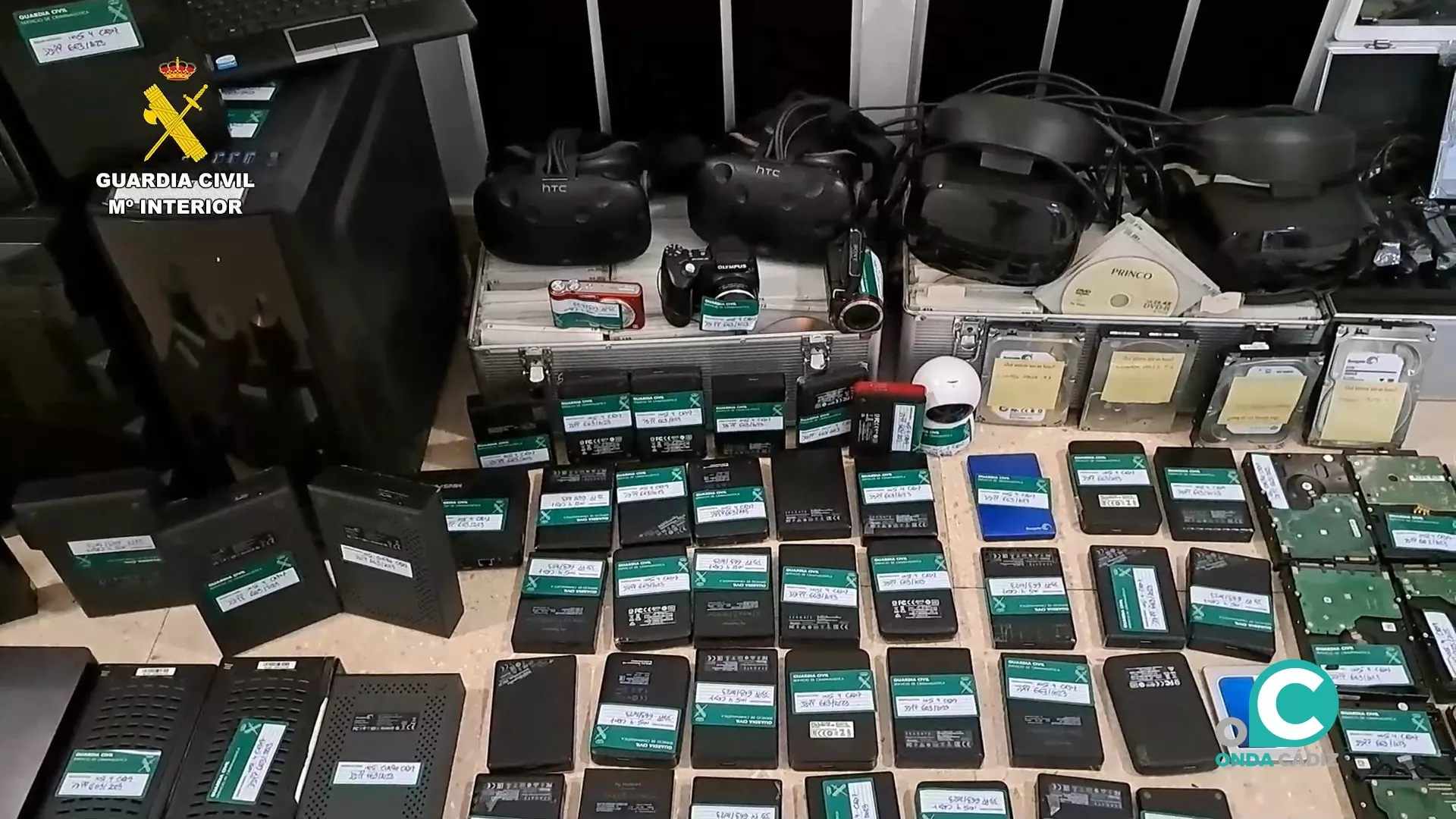 Material intervenido por la Guardia Civil en la operación "Poremer"