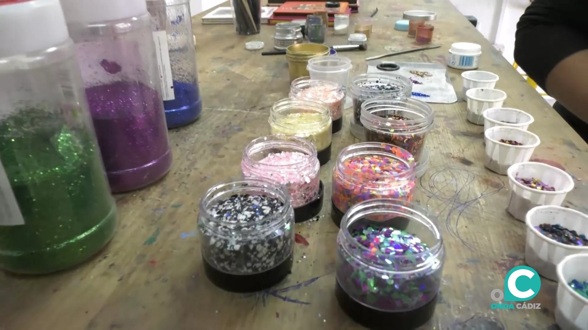 Profesionales del maquillaje valoran la prohibición del uso de la purpurina de microplásticos.