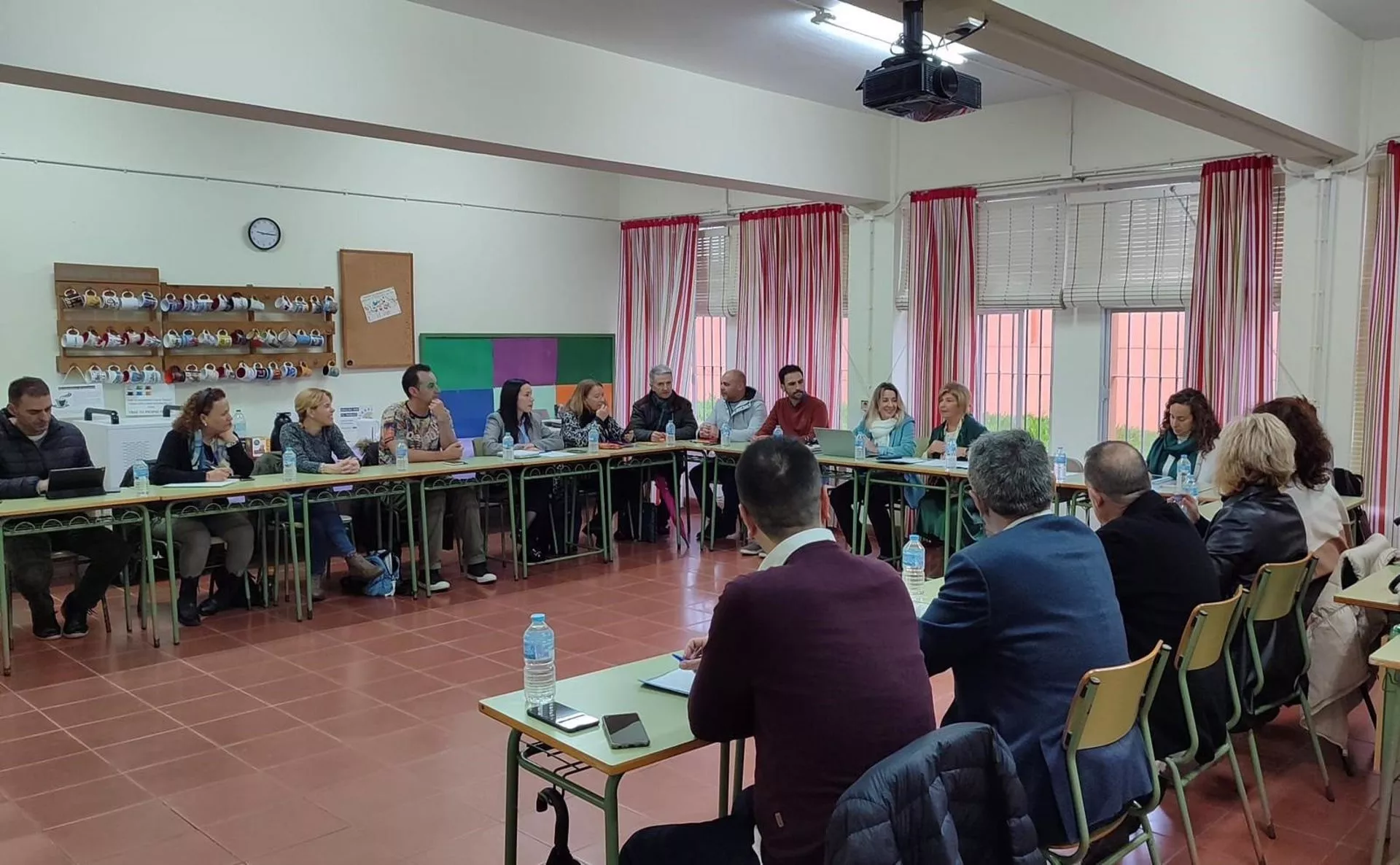 Educación integra a 30 centros gaditanos en la Red de Centros de Capacitación Digital para favorecer la inclusión digital. - JUNTA DE ANDALUCÍA CÁDIZ, 9 Dic. (EUROPA PRESS) -  Un total de 30 centros de la provincia de Cádiz se unen a la Red de Centros de Capacitación Digital que la Junta de Andalucía ha puesto en marcha, a través de los centros educativos, para facilitar la adquisición de las competencias digitales, con el fin de promover la inclusión digital en la vida diaria y mejorar la empleabilidad de 