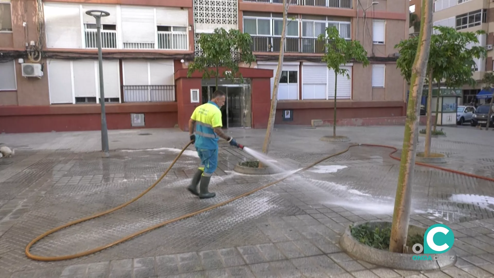 Un operario baldea las calles de la ciudad dentro del plan de limpieza que está en marcha. 