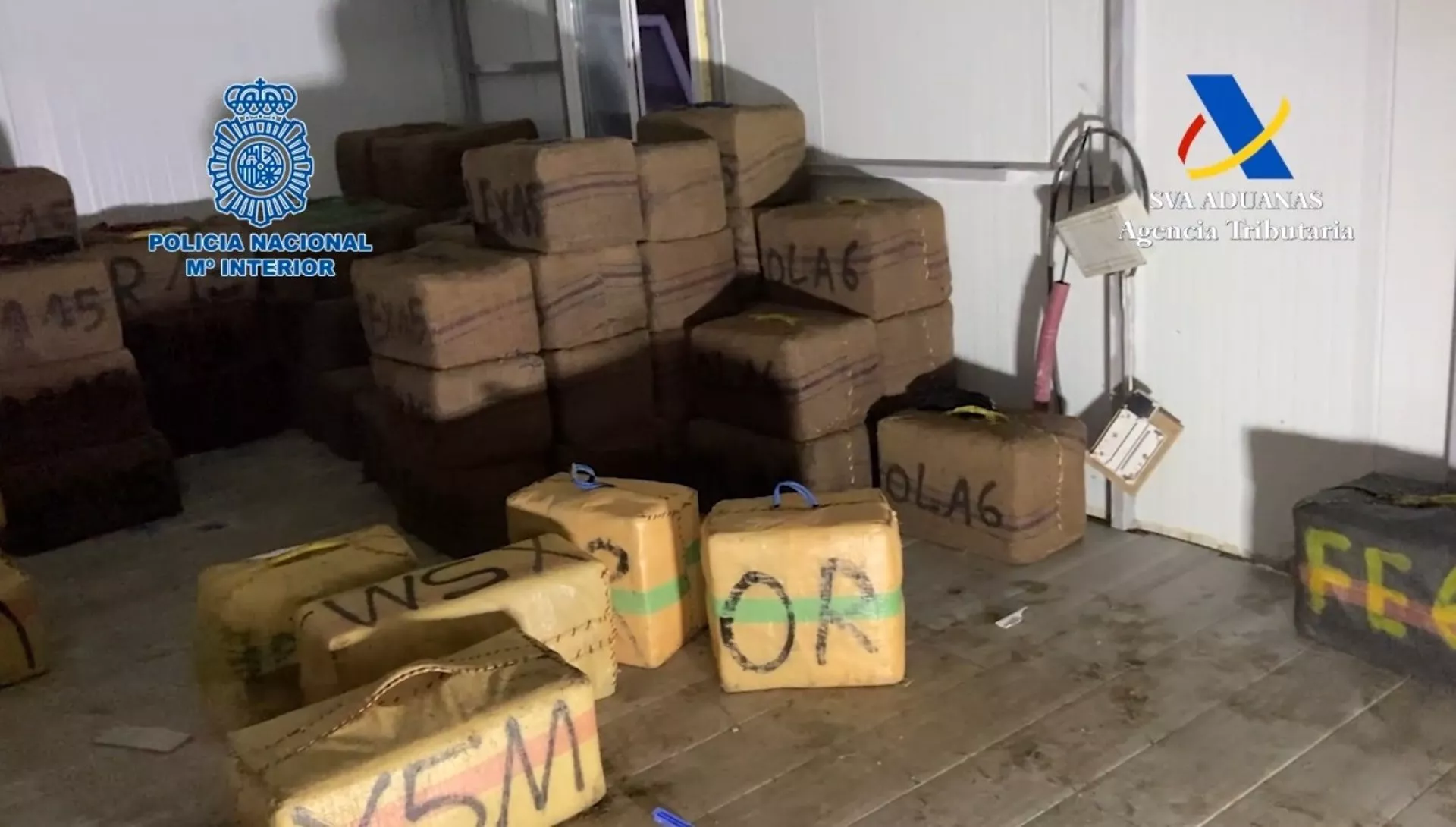 fardos de hachís incautados durante la operación 