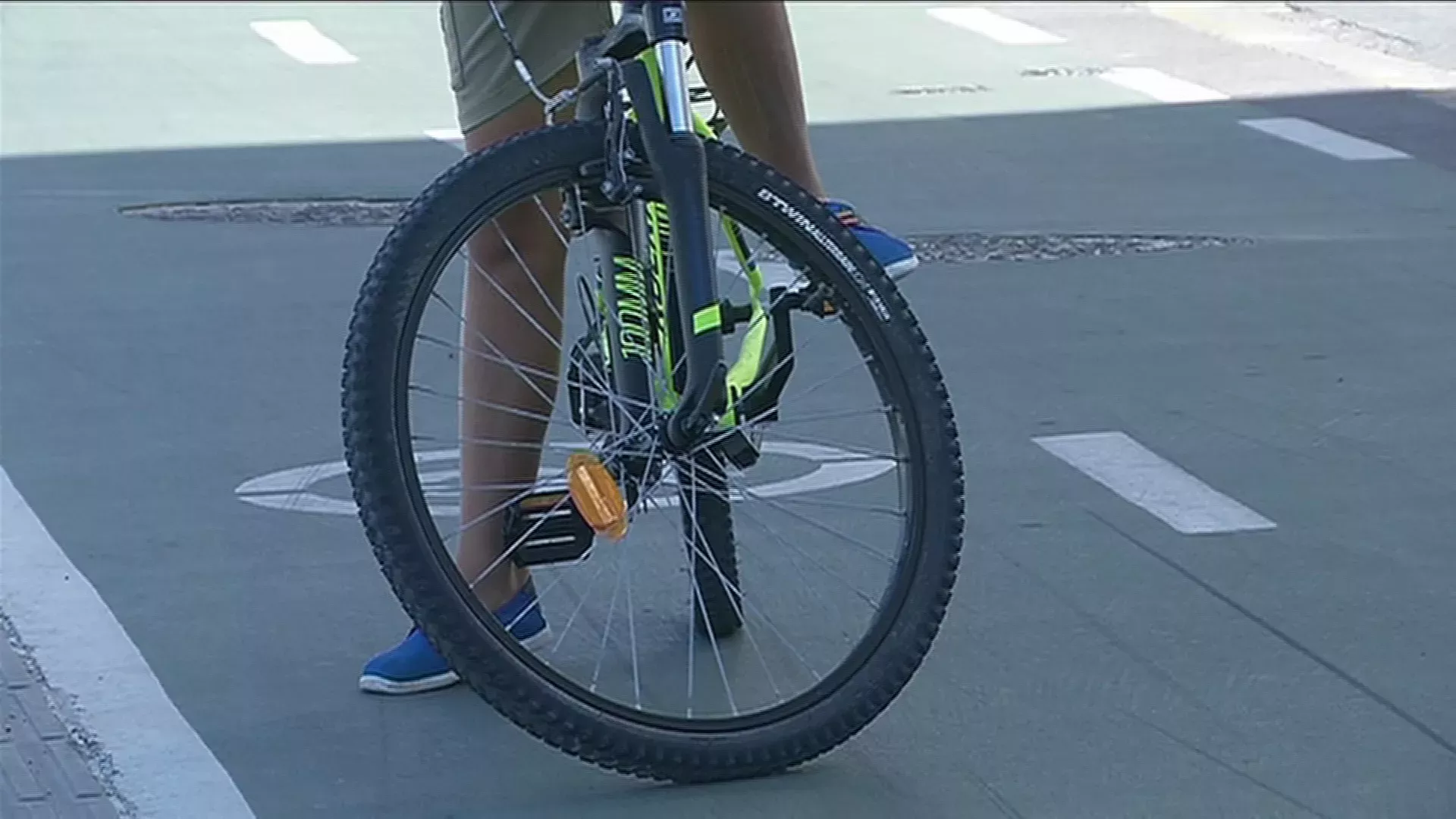 Bicicleta en carril bici del Paseo Marítimo.