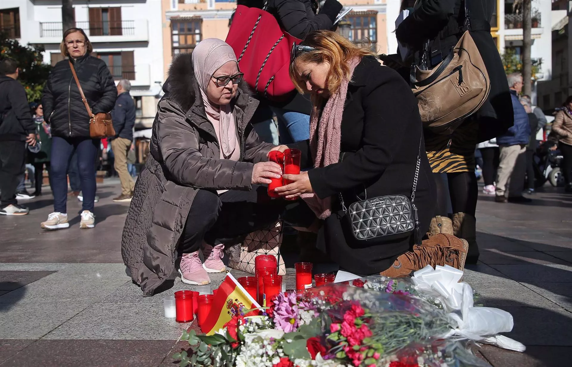 Vecinos depositan velas y flores como muestras de dolor en la Plaza Alta.