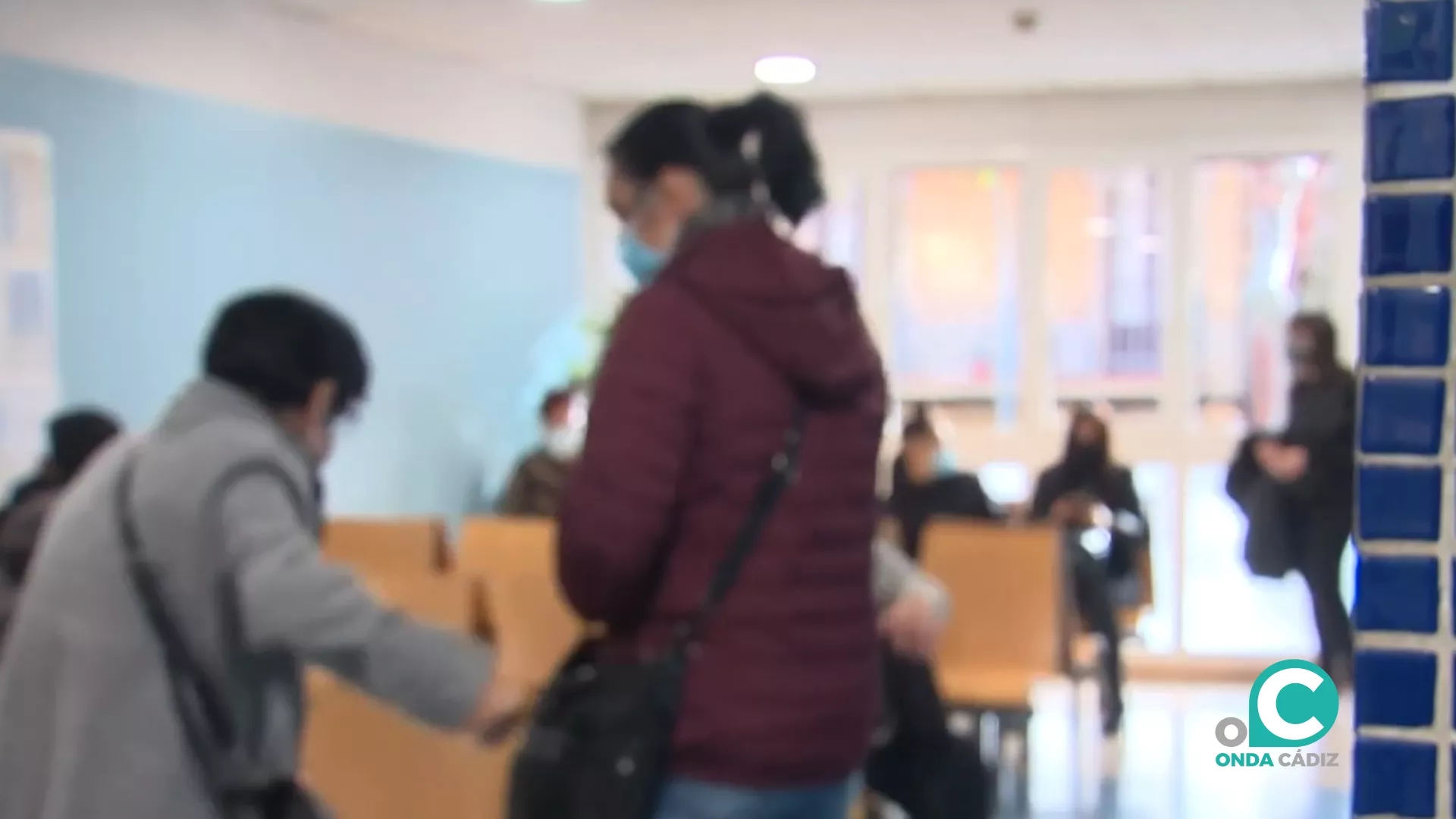 Pacientes en la sala de espera de un hospital. 