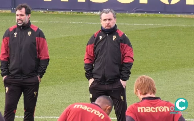 El técnico durante la charla inicial en la sesión de este martes