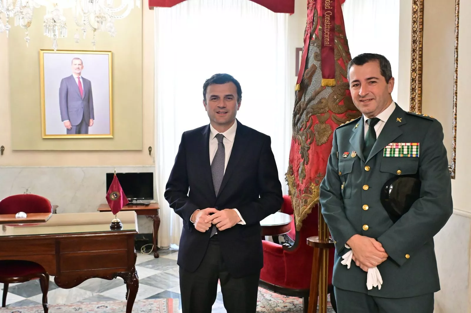 Visita del coronel Luis Martín en el despacho de Alcaldía del Ayuntamiento de Cádiz. 