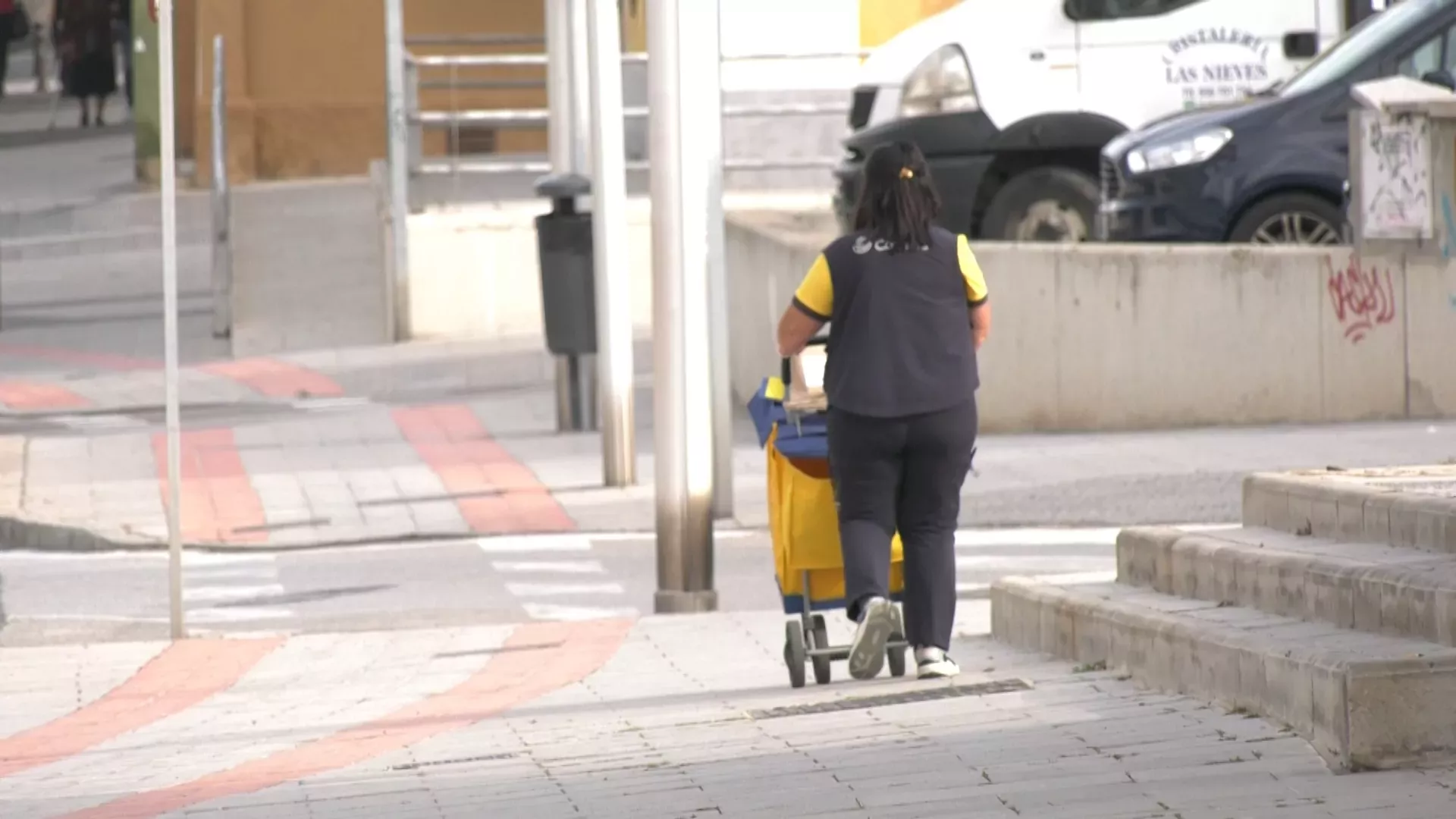 Imagen de archivo de una trabajadora de la empresa de Correos en Cádiz.